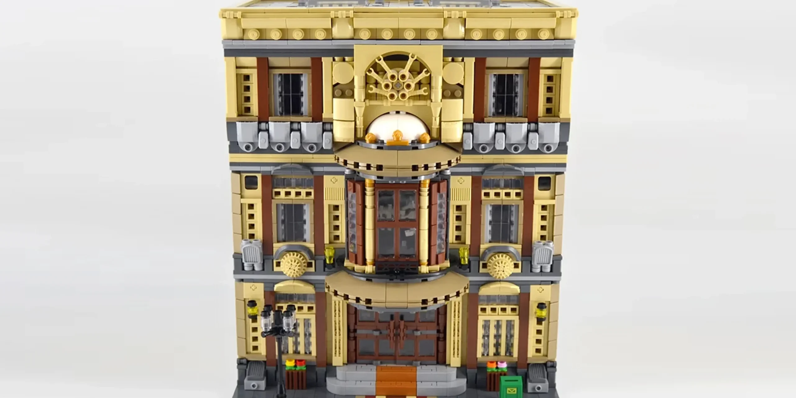 sets-exclusivos-bloques-construccion-por-encargo Maqueta detallada de un edificio clásico modular construido con bloques, ejemplo de servicio de juguetes por encargo.