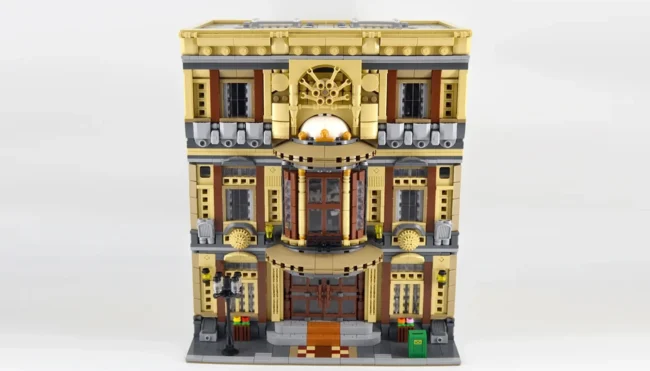 sets-exclusivos-bloques-construccion-por-encargo Maqueta detallada de un edificio clásico modular construido con bloques, ejemplo de servicio de juguetes por encargo.