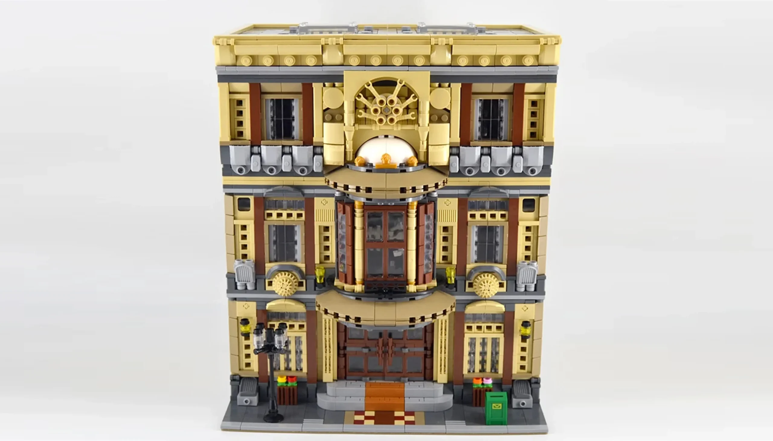 Maqueta detallada de un edificio clásico modular construido con bloques, ejemplo de servicio de juguetes por encargo.