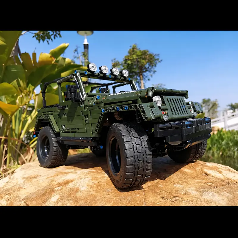 Todoterreno 4x4 RC Mould King 13124 superando un terreno rocoso