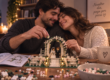 Pareja recreando escena de su boda con bloques