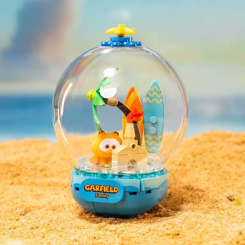 Garfield disfrutando de una escena tropical con palmera y tabla de surf