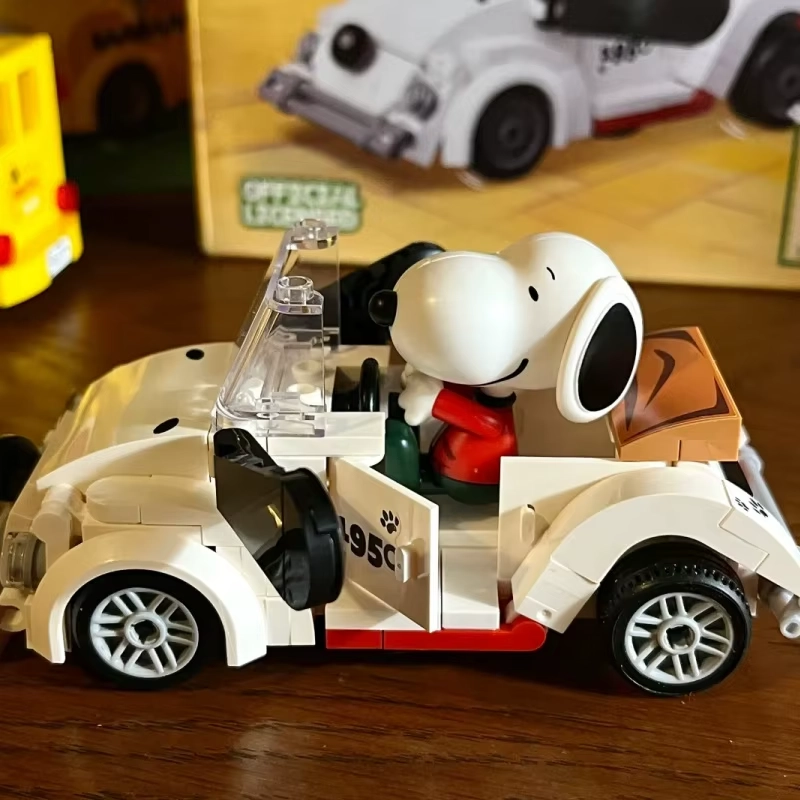 Snoopy al volante de su roadster clásico blanco con detalles rojos